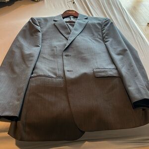 DKNY Men’s suit 44R